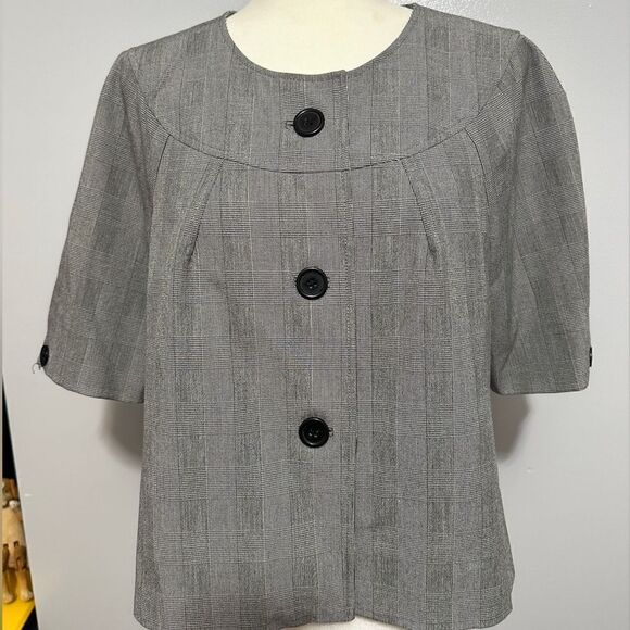 Philosophy by Repubic short sleeve blazer. Size 10. Three buttons in the front - Picture 1 of 4